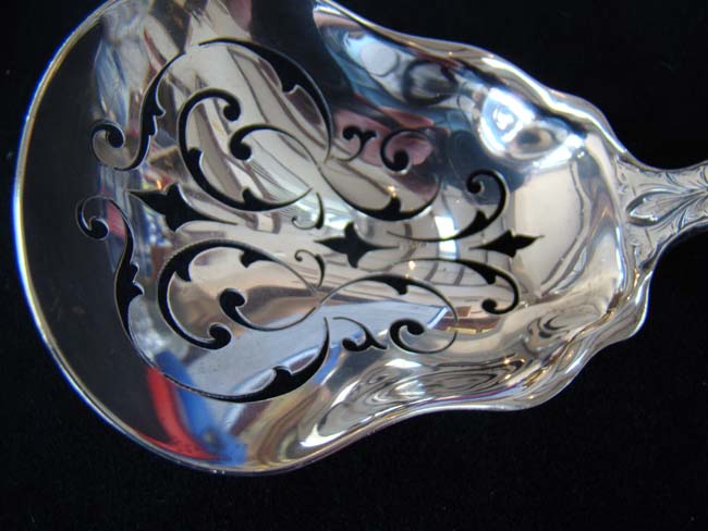 A fine pair of American Sterling Silver serving pieces circa 1905 — image 3